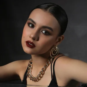 Makijaż oczu smoky eyes z błyszczeniem glow na powiece w 2025 roku