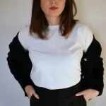 Stylizacja z t-shirtem basic w roli głównej