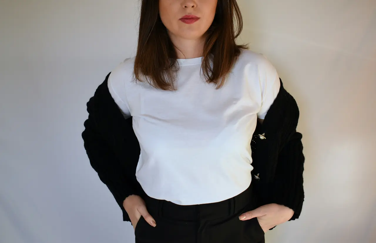 Stylizacja z t-shirtem basic w roli głównej