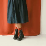 Spódnica midi w jesiennym wydaniu – stylizacja z golfem i botkami