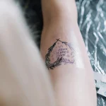 Zdrowy, gojący się tatuaż na ramieniu z dbałością o pielęgnację