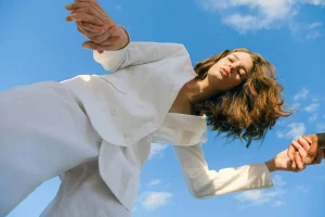 Kapsułowa garderoba - ubrania w minimalistycznej szafie