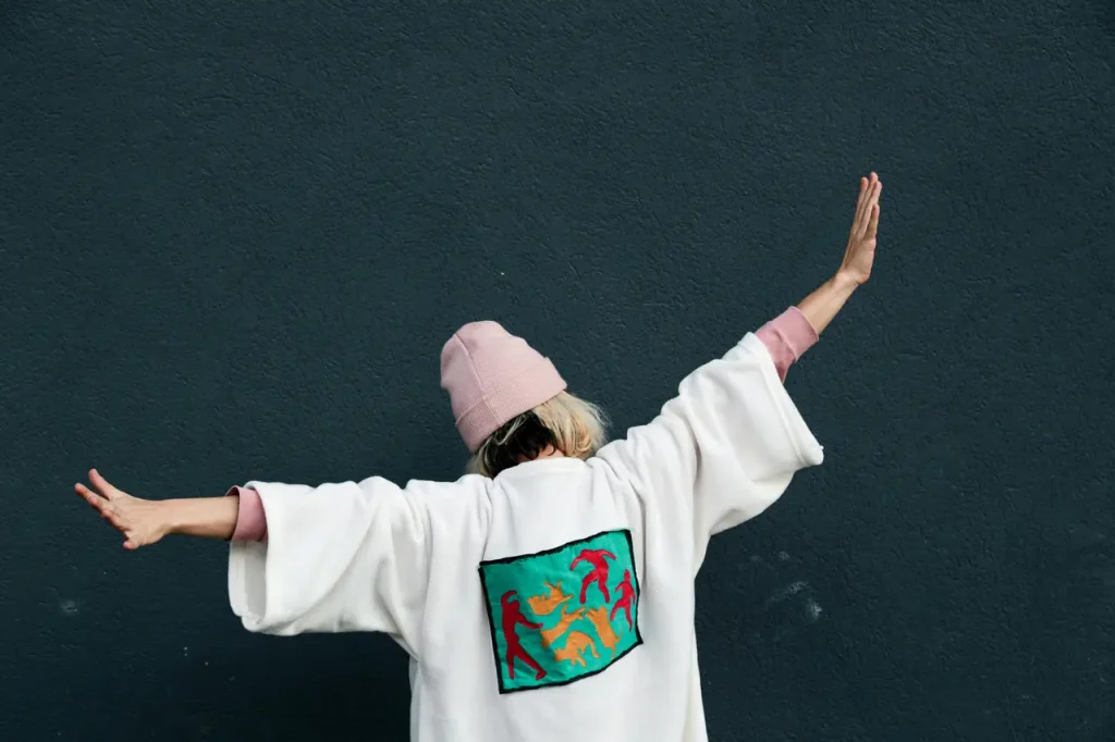 Stylizacja modowa z użyciem ubrań oversize